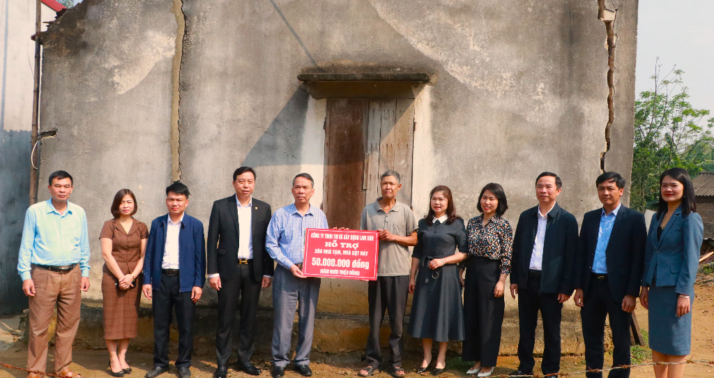 Đồng chí Lâm Thị Hương Thành trao kinh phí hỗ trợ xây dựng nhà ở cho hộ nghèo tại thị trấn Thắng