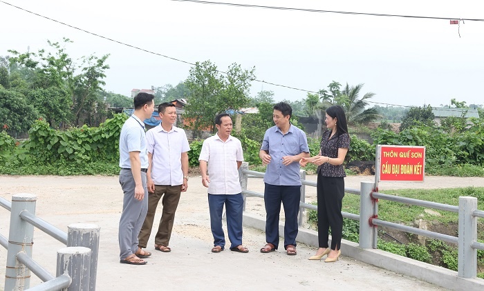 Nhân dân thôn Quế Sơn đóng góp xây dựng cầu đại đoàn kết
