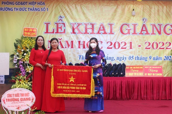 Đồng chí Lâm Thị Hương Thành, Phó chủ tịch thường trực HĐND Tỉnh dự lễ khai giảng tại Trường tiểu học Đức Thắng số 1