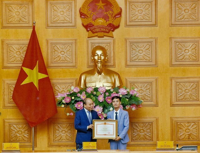 Anh Trần Tuấn Hiệp được Thủ tướng Chính phủ tặng Bằng khen tại Lễ tuyên dương "Những gương sáng...