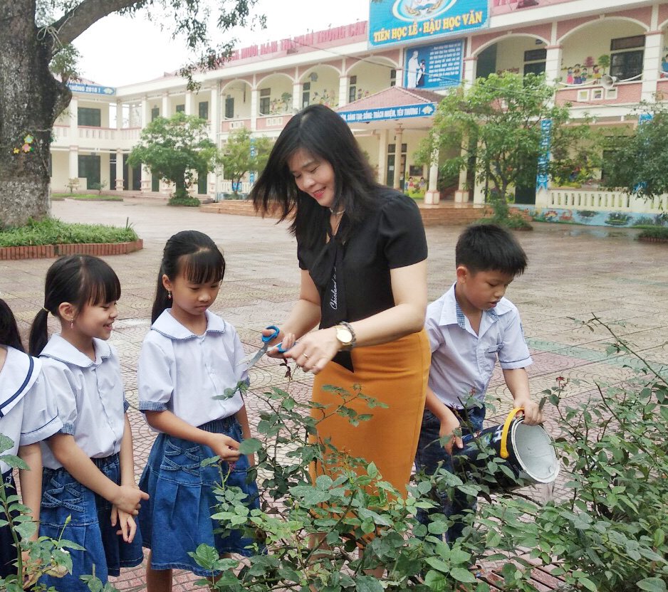 Nhà giáo Ưu tú Ngô Thị Kim Dung Góp sức xây trường xanh, sạch, đẹp