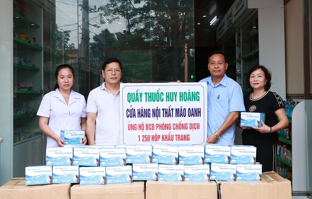 Quầy thuốc Huy Hoàng ủng hộ BCĐ phòng chống dịch Covid-19 huyện 1.250 hộp khẩu trang y tế