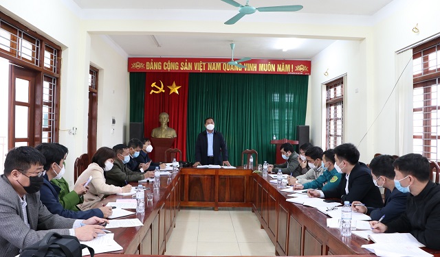 Phó Chủ tịch UBND huyện Phạm Văn Nghị kiểm tra công tác phòng chống dịch tại xã Mai Trung