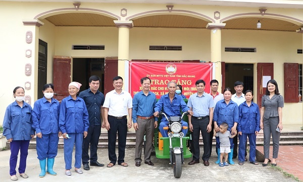 Ủy ban MTTQ tỉnh trao tặng xe chở rác tại huyện Hiệp Hòa