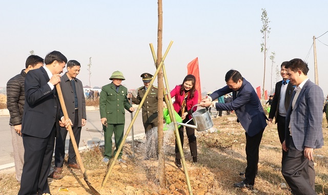 Phó Chủ tịch TT HĐND Tỉnh Lâm Thị Hương Thành dự Lễ phát động Tết trồng cây tại huyện Hiệp Hòa