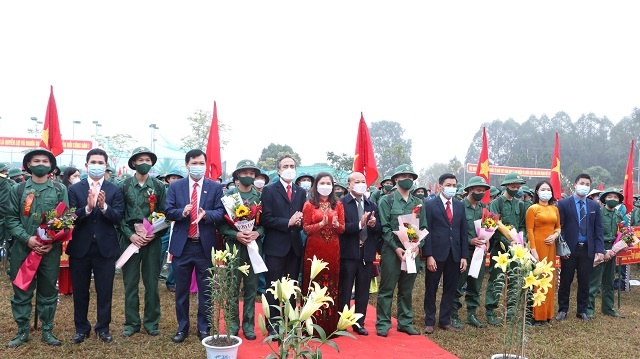 Phó Chủ tịch Thường trực HĐND tỉnh Lâm Thị Hương Thành dự lễ giao, nhận quân tại huyện Hiệp Hòa