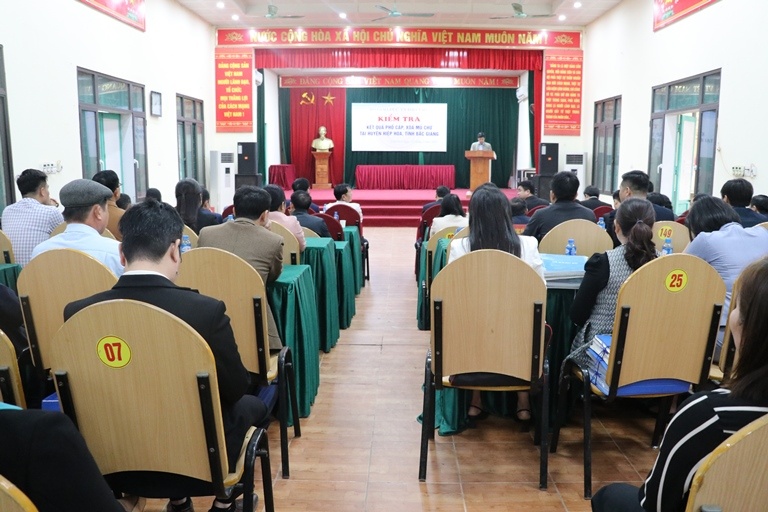 Bộ giáo dục và Đào tạo kiểm tra công tác phổ cập giáo dục, xóa mù chữ tại huyện Hiệp Hòa