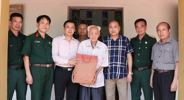 Hiệp Hòa thăm, tặng quà Cựu chiến binh tham gia chiến dịch Điện Biên Phủ