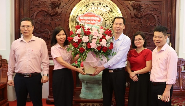 Ngân hàng CSXH huyện chúc mừng Cổng TTĐT huyện nhân ngày Báo chí Cách mạng Việt Nam 21.6