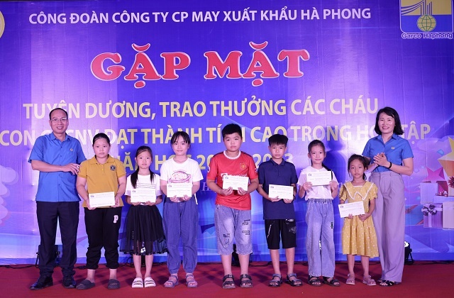 Công đoàn Công ty CP May Xuất khẩu Hà Phong trao thưởng cho hơn 2460 học sinh đạt thành tích tốt...
