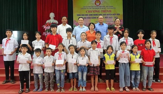Hội Khuyến học huyện trao tặng 480 suất quà cho học sinh nghèo