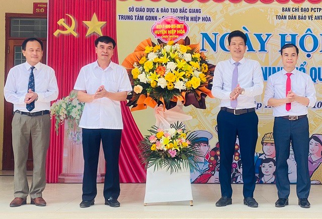 Đồng chí Nguyễn Xuân Thảo, PCT Thường trực UBND huyện dự Ngày hội bảo vệ ANTQ tại Trung tâm...