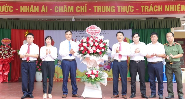 Đồng chí Hoàng Văn Tri dự Ngày hội toàn dân BVANTQ tại trường THPT Hiệp Hòa số 4