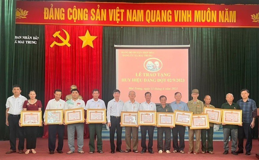 Đảng bộ xã Mai Trung trao tăng Huy hiệu Đảng cho 14 đảng viên