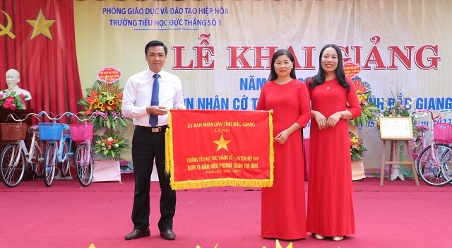 Đồng chí Bùi Huy Khánh, Phó Bí thư Thường trực Huyện ủy dự lễ khai giảng và trao tặng Cờ thi đua...