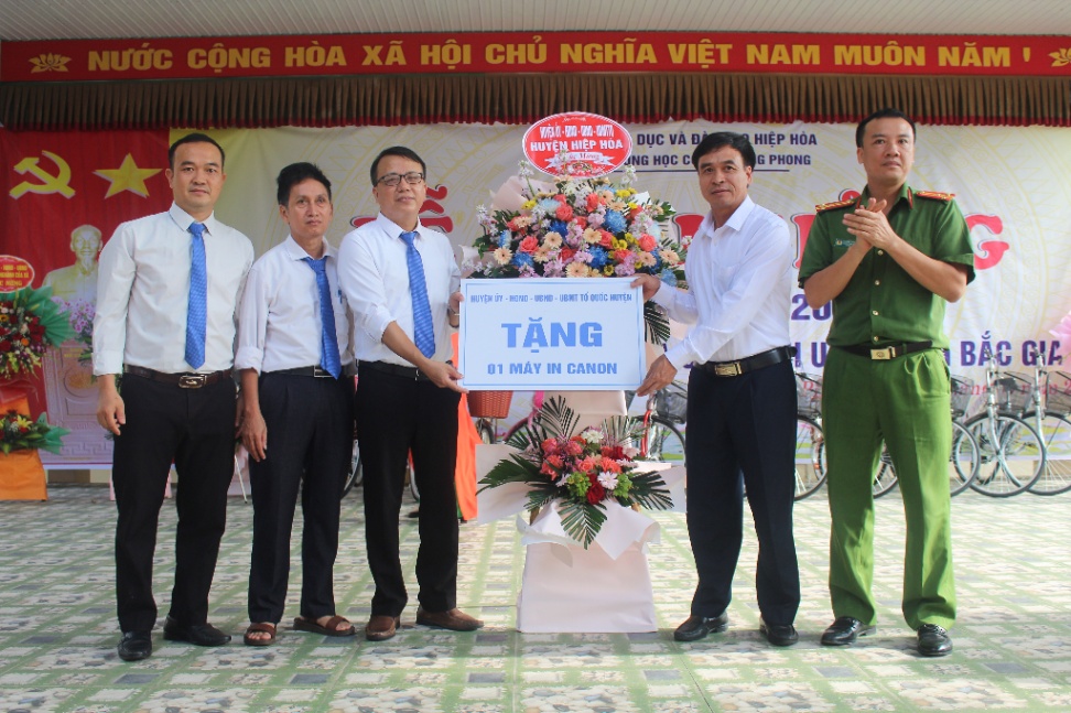 Phó Chủ tịch Thường trực UNBD huyện Nguyễn Xuân Thảo dự lễ khai giảng tại Lương Phong