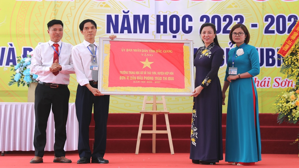 Phó Bí thư Thường trực Tỉnh ủy Lê Thị Thu Hồng dự lễ khai giảng tại huyện Hiệp Hòa