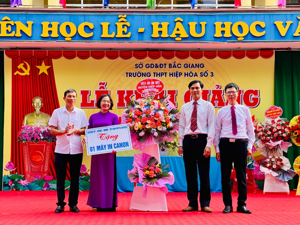 Đồng chí Nguyễn Văn Khanh dự lễ khai giảng tại trường THPT Hiệp Hòa số 3