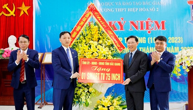 Chủ tịch UBND tỉnh Lê Ánh Dương chúc mừng Ngày Nhà giáo Việt Nam tại Trường THPT Hiệp Hòa số 2