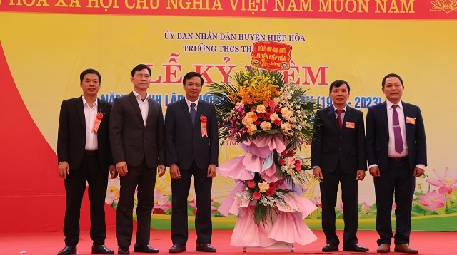 Đồng chí Bùi Huy Khánh, Phó Bí thư Thường trực Huyện ủy dự kỷ niệm 60 năm thành lập trường THCS...