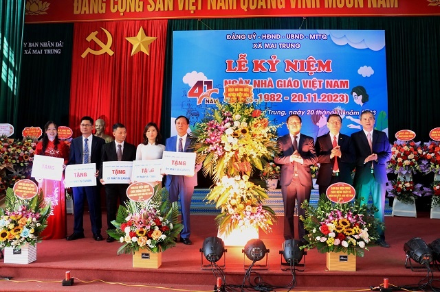 Phó Chủ tịch UBND huyện Phạm Văn Nghị dự lễ kỷ niệm ngày nhà giáo Việt Nam tại xã Mai Trung