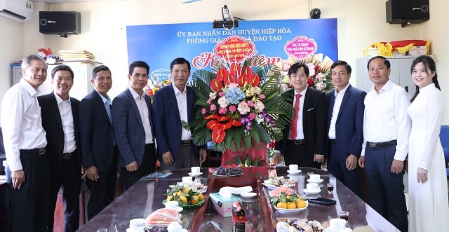 Huyện ủy-HĐND-UBND-UBMTTQ huyện chúc mừng ngành giáo dục nhân Ngày Nhà giáo Việt Nam