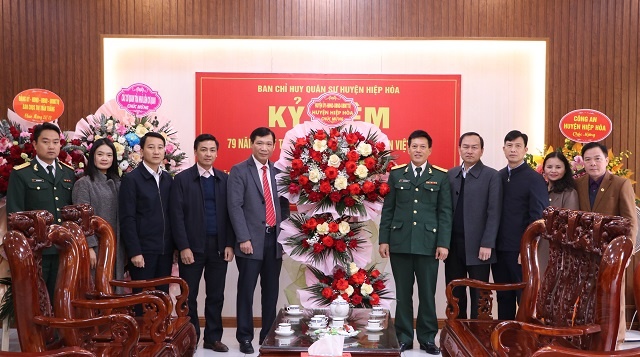 Huyện ủy- HĐND- UBND- Ủy ban MTTQ huyện chúc mừng Ban CHQS huyện nhân Ngày thành lập QĐND Việt Nam