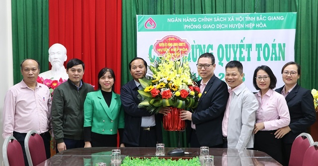 Phó Chủ tịch UBND huyện Phạm Văn Nghị động viên Ngân hàng CSXH huyện thực hiện quyết toán cuối năm