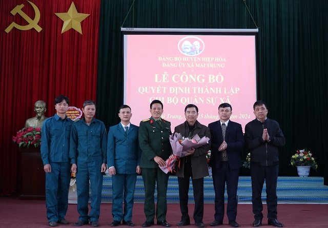 Đảng ủy xã Mai Trung công bố quyết định thành lập Chi bộ Quân sự xã