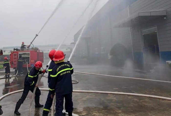 Công an huyện thực tập phương án chữa cháy tại công ty TNHH ComeTech đảm bảo an toàn sản xuất