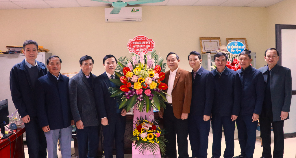 Lãnh đạo Huyện ủy, HĐND, UBND, UBMTTQ chúc mừng Phòng y tế nhân ngày Thầy thuốc Việt Nam