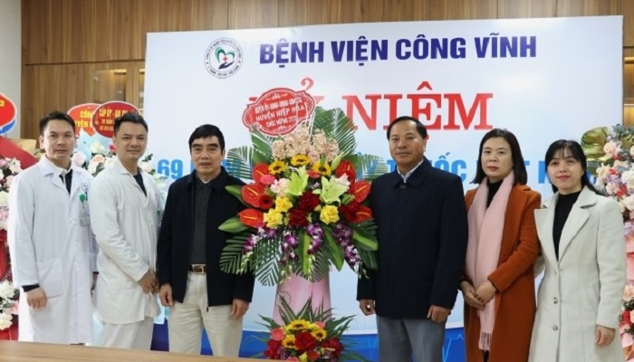 Phó chủ tịch UBND huyện Phạm Văn Nghị chúc mừng Bệnh viện Đa khoa Công Vĩnh nhân ngày Thầy thuốc...