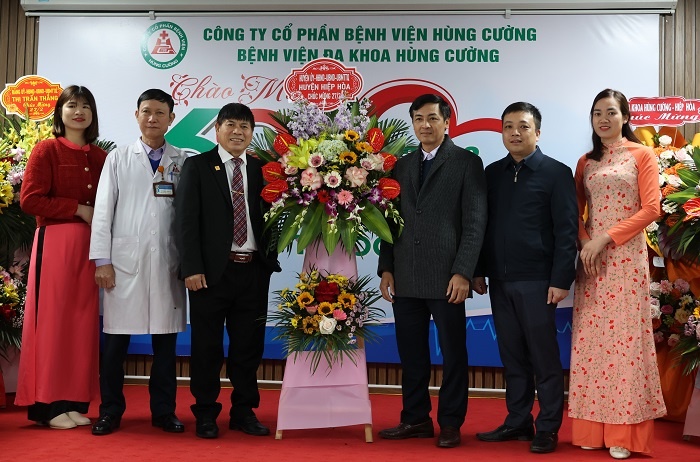 Phó Bí thư Thường trực Huyện ủy Bùi Huy Khánh chúc mừng Bệnh viện Đa khoa Hùng Cường