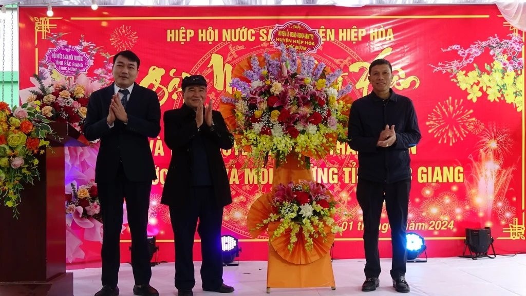 Tổ chức trao quyết định thành viên của Hội Nước sạch và Môi trường tỉnh Bắc Giang