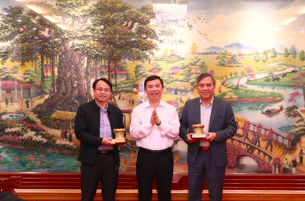 Đoàn công tác Cục thuế Tỉnh và Thị ủy Việt Yên thăm làm việc tại huyện Hiệp Hòa