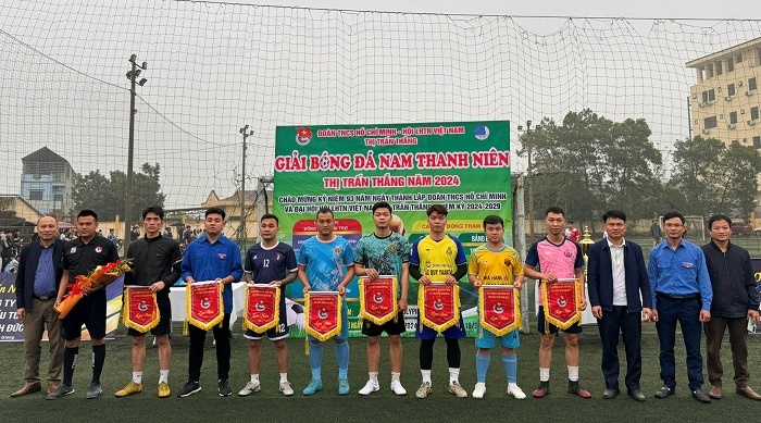 Thị trấn Thắng khai mạc giải bóng đá Nam thanh niên