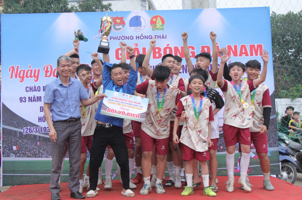 Giải bóng đá nam Thanh Thiếu niên phường Hồng Thái lần thứ nhất năm 2024 tranh cúp may Quang Nam