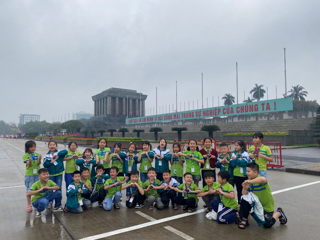 Trường Tiểu học Bích Động tổ chức tham quan trải nghiệm tại Lăng Chủ tịch Hồ Chí Minh và trang...
