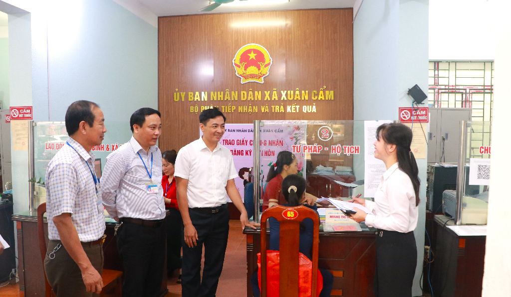 Phó Bí thư Thường trực Huyện ủy Bùi Huy Khánh kiểm tra việc xây dựng chính quyền thân thiện tại...