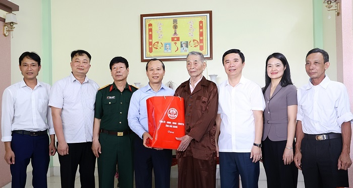 Phó Chủ tịch Thường trực UBND tỉnh Mai Sơn thăm, tặng quà CCB, TNXP tham gia chiến dịch Điện Biên...
