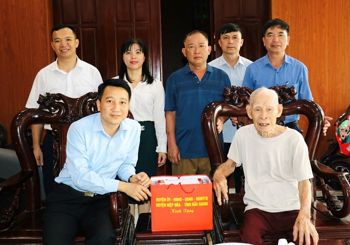 Đồng chí Hoàng Văn Tri tặng quà CCB, cựu TNXP tham gia Chiến dịch Điện Biên Phủ