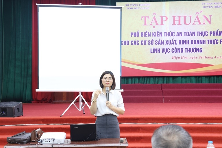Hội nghị tập huấn phổ biến hướng dẫn các văn bản quy phạm pháp luật về an...|https://hiephoa.bacgiang.gov.vn/zh_CN/chi-tiet-tin-tuc/-/asset_publisher/VeCP91o7rg3d/content/hoi-nghi-tap-huan-pho-bien-huong-dan-cac-van-ban-quy-pham-phap-luat-ve-an-toan-thuc-pham