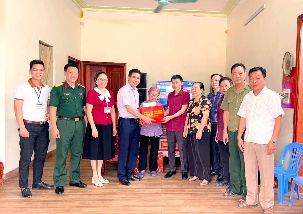 Chủ tịch UBND huyện Hoàng Công Bộ thăm chiến sỹ Điện Biên, dân công hỏa tuyến tham gia chiến dịch...