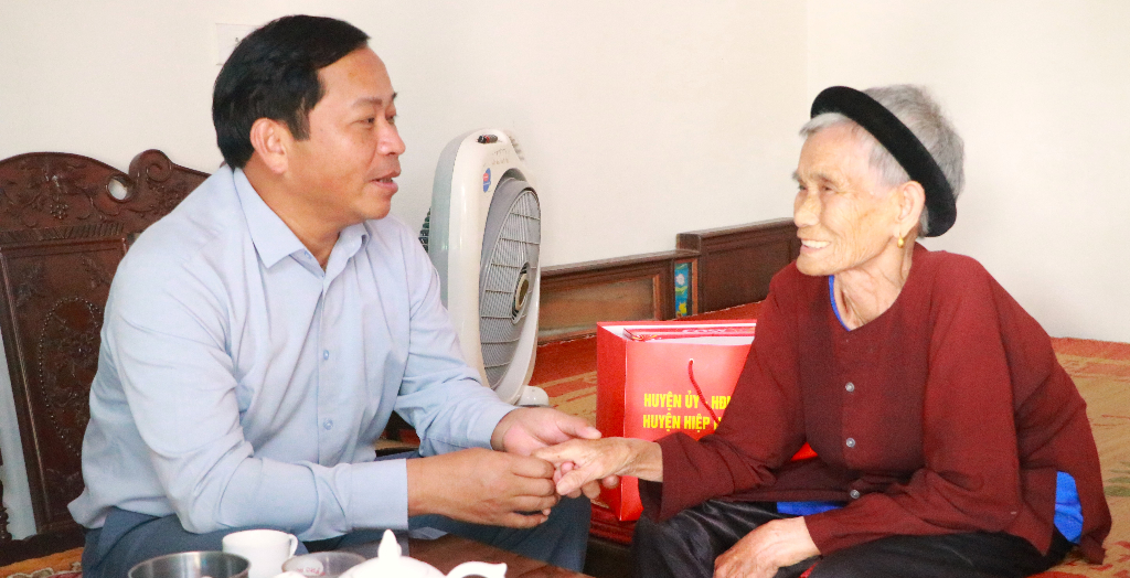 Phó Chủ tịch UBND huyện Phạm Văn Nghị thăm, tặng quà chiến sỹ Điện Biên