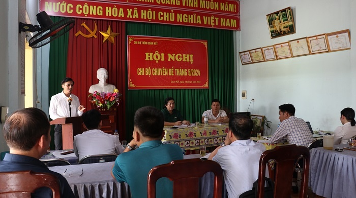 Phó Bí thư Thường trực Huyện ủy dự sinh hoạt chuyên đề tại chi bộ thôn Đoàn Kết, xã Thường Thắng