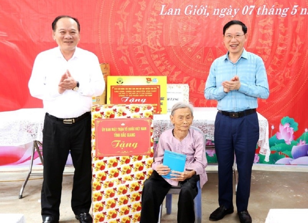 Chủ tịch UBND tỉnh Lê Ánh Dương dự trao nhà “đại đoàn kết” cho hộ nghèo tại xã Lan Giới|https://hiephoa.bacgiang.gov.vn/web/uy-ban-mat-tran-to-quoc-tinh-bac-giang/chi-tiet-tin-tuc/-/asset_publisher/M0UUAFstbTMq/content/chu-tich-ubnd-tinh-le-anh-duong-du-trao-nha-ai-oan-ket-cho-ho-ngheo-tai-xa-lan-gioi