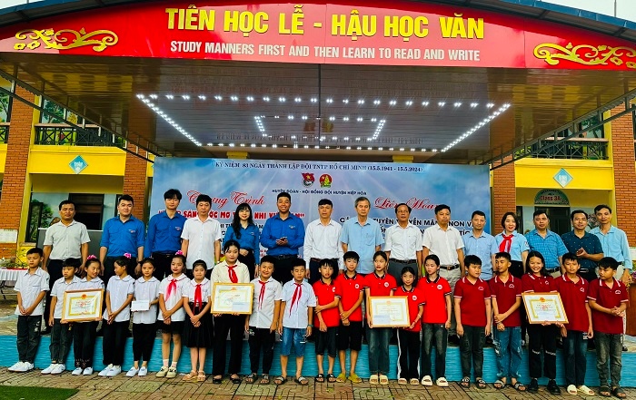 Chương trình “Thắp sáng ước mơ thiếu nhi Việt Nam”; Cuộc thi Vẽ tranh và Liên hoan các đội tuyên...