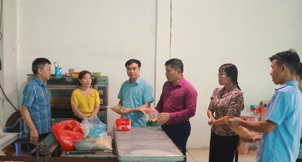 Phó Chủ tịch Thường trực UBND huyện Nguyễn Xuân Thảo thăm một số mô hình sản xuất tiêu biểu
