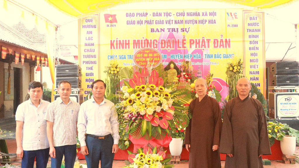Phó Chủ tịch UBND huyện Phạm Văn Nghị chúc mừng Đại lễ Phật đản tại Hương Lâm