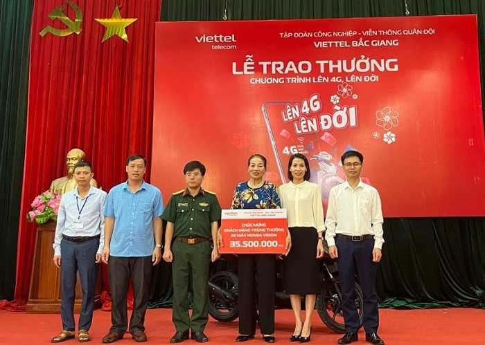 Một người dân xã Châu Minh trúng thưởng xe máy Honda Vision của Viettel Bắc Giang|
